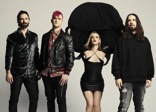 Halestorm - Love Bites So Do I