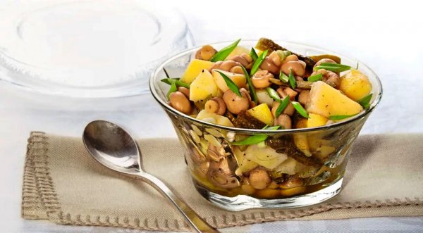 Картофельный салат с маринованными шампиньонами