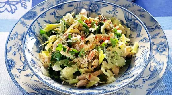 Бюджетный куриный салат с соусом карри