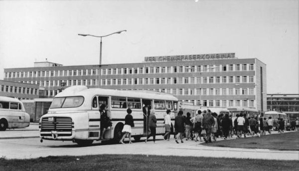 Bundesarchiv Bild 183-,Chemiefaserwerk Guben, Schichtwechsel