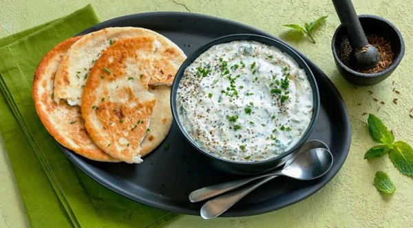 Йогуртовая закуска райта с зеленью и зирой