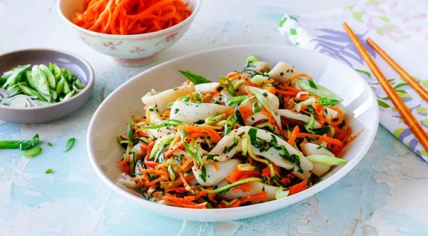 Салат из кальмаров и зелени - с корейской морковкой