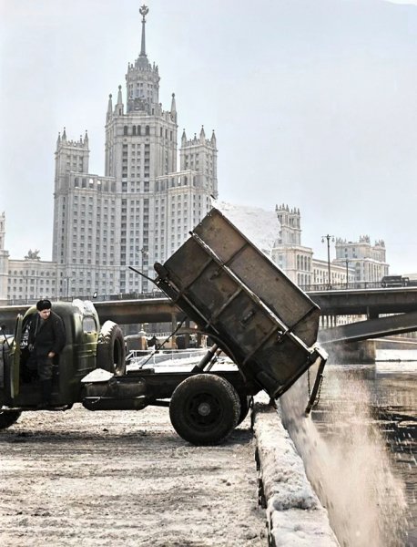 Сброс снега в реку