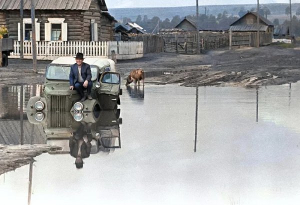 Сел в лужу