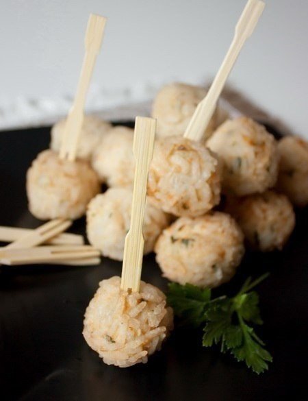 Шарики из курицы в рисе..