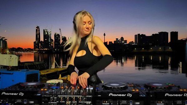 PEZSI x THE GARAGE - Peak Time Driving Techno Acid Techno