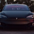 61368-tesla vid speredi chernyj avtomobil elektrokar.jpg