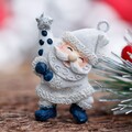 64850-ded moroz elochnye igrushki vetka hvoya rozhdestvo.jpg