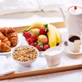 breakfast-zavtrak-kruassany-kofe-slivki-miusli-klubnika-bana.jpg