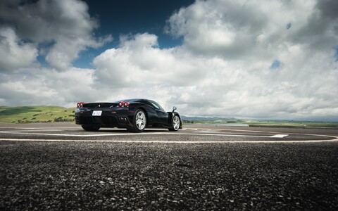 58868-ferrari avtomobil asfalt sportkar chernyj.jpg