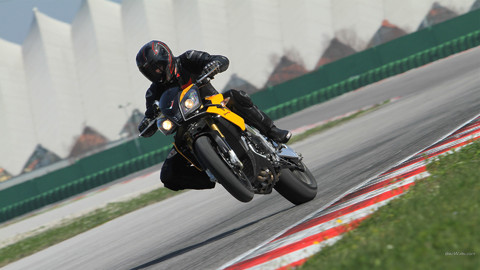 aprilia_tuono_v4_r_2011_30_1920x1080.jpg