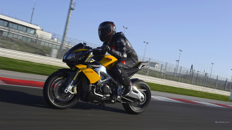 aprilia_tuono_v4_r_2011_37_1920x1080.jpg