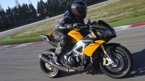 aprilia_tuono_v4_r_2011_38_1920x1080.jpg