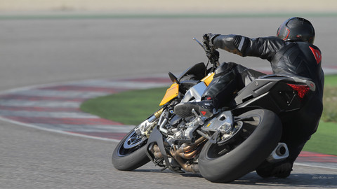 aprilia_tuono_v4_r_2011_35_1920x1080.jpg