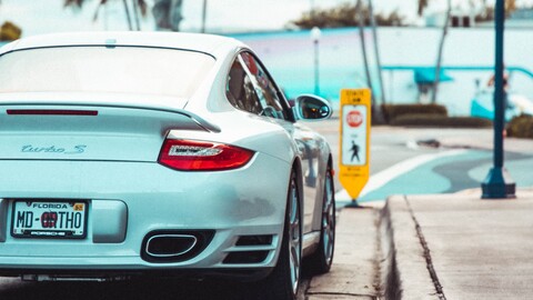 57690-porshe avtomobil vid szadi.jpg