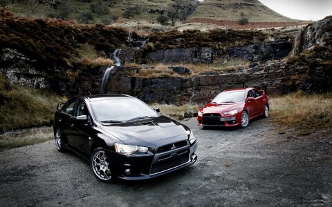 24451-chernyiy krasnyiy avtomobil mitsubishi lancer evolution.jpg