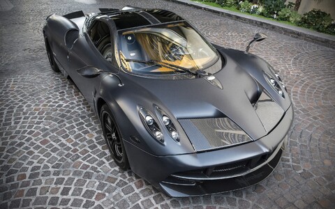 59889-pagani huayra sportkar vid sverhu.jpg
