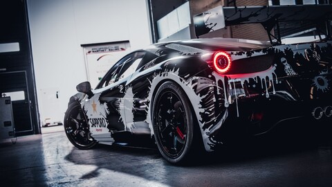 61336-ferrari chernyj sportkar vid szadi fara.jpg