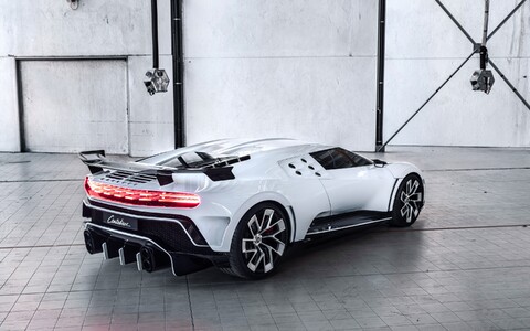 64982-bugatti belaya spojler vid sboku vid szadi.jpg