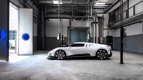 65839-bugatti vid sboku garazh.jpg