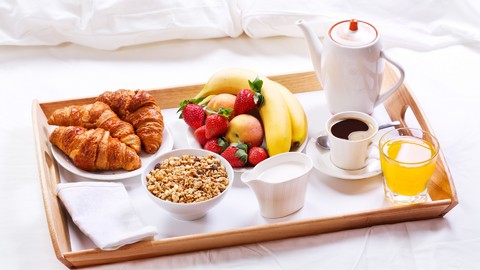 breakfast-zavtrak-kruassany-kofe-slivki-miusli-klubnika-bana.jpg