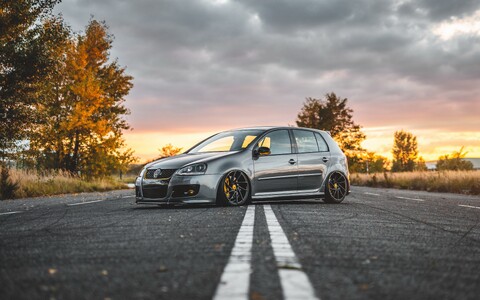 63362-avtomobil na zakate volkswagen golf doroga.jpg
