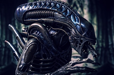 igrushka-chuzhoi-tvar-statuetka-alien.jpg