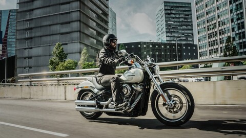 56811-motociklist bajker gorod dvizhenie.jpg
