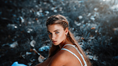 brunette-girl-outdoor-glowing-eyes-tb-3840x2160.jpg