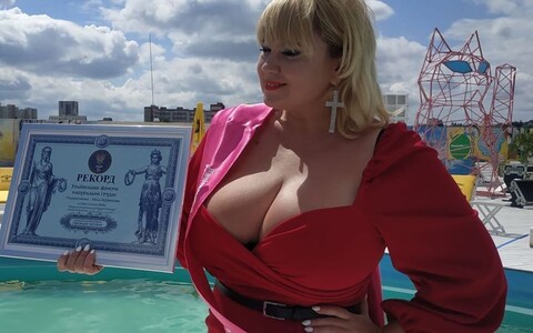Мила Кузнецова стала новой рекордсменкой в номинации Самая большая женская натуральная грудь (4).jpg