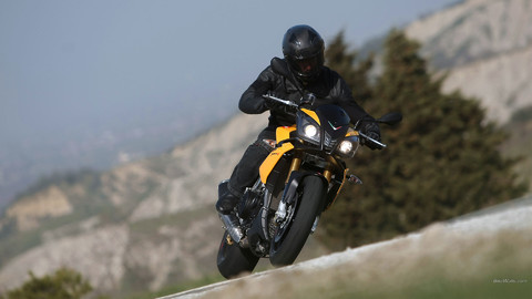 aprilia_tuono_v4_r_2011_21_1920x1080.jpg