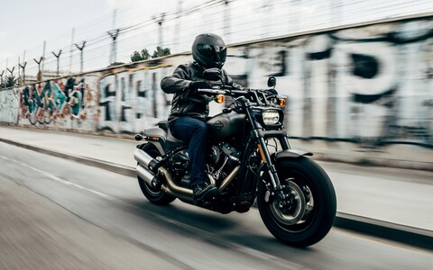 62760-motociklist skorost motocikl chernyj.jpg