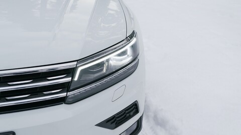 60075-volkswagen tiguan fara krupnyj plan vid speredi na snegu.jpg