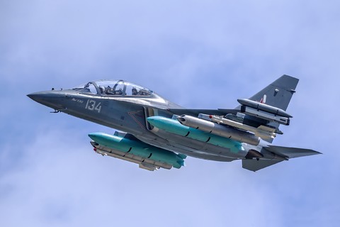 iak-130-mitten-uchebno-boevoi-samoliot-liogkii-shturmovik-ro.jpg
