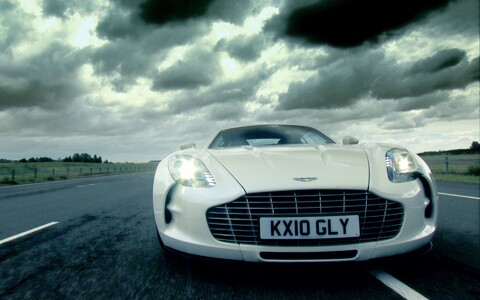 Белый Aston Martin One-77.jpg