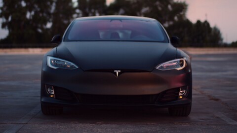 61368-tesla vid speredi chernyj avtomobil elektrokar.jpg