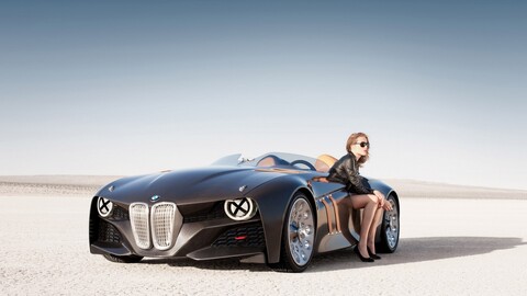 55855-devushka avtomobil pustynya bmw koncept.jpg