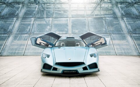 55700-mazzanti evantra krylya superkar.jpg